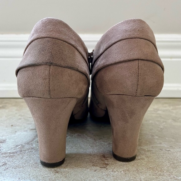 Aerosoles tan ankle booties. EUC size 7.5 - Picture 2 of 7